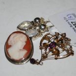 A YELLOW METAL ART NOUVEAU AND SPLIT PEARL PENDANT STAMPED '9CT', TOGETHER WITH A CAMEO BROOCH AND A