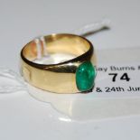 AN 18CT GOLD AND GREEN CABOCHON SET DRESS RING, RING SIZE Q 1/2, GROSS WEIGHT 10.5 GRAMS
