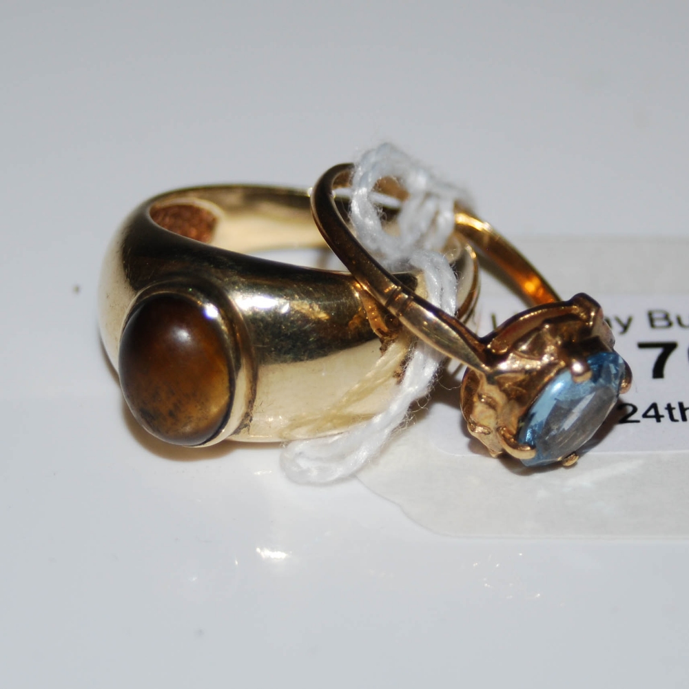 A 9CT GOLD AND TIGERS EYE DRESS RING TOGETHER WITH A 9CT GOLD AND SYNTHETIC AQUAMARINE SET DRESS