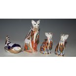 A GROUP OF FOUR ROYAL CROWN DERBY ANIMAL FIGURES TO INCLUDE TALL SEATED CAT, PAIR OF SMALLER