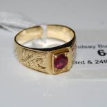 A YELLOW METAL DRESS RING STAMPED 14K, CENTRED WITH FACET CUT OVAL SYNTHETIC RUBY, RING SIZE T,