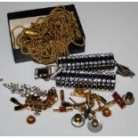 A COLLECTION OF ASSORTED COSTUME JEWELLERY TO INCLUDE A MULTIPLE STRAND YELLOW METAL NECKLACE,