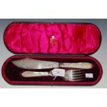 A CASED PAIR OF SHEFFIELD SILVER AND MOTHER OF PEARL HANDLED FISH SERVERS
