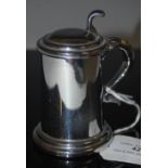 A VINTAGE DUNHILL TABLE LIGHTER IN THE FORM OF A TANKARD, OVERALL 8.5CM HIGH