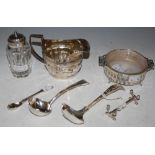 A COLLECTION OF SILVER TO INCLUDE SILVER CREAM JUG, BIRMINGHAM SILVER AND FROSTED GLASS BUTTER DISH,