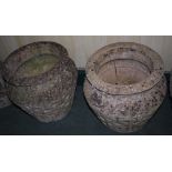 GARDEN INTEREST - A PAIR OF COTSWOLD STUDIOS COMPOSITE STONE GARDEN URNS, 36CM DIAMETER X 40CM HIGH