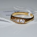 AN 18CT GOLD FIVE STONE DIAMOND RING, RING SIZE R