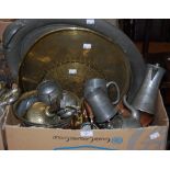 A GROUP OF ASSORTED COPPER, BRASS AND PEWTER WARE TO INCLUDE TRAYS, JARDINIERES, KETTLES, TANKARDS