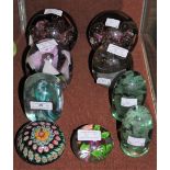 A COLLECTION OF NINE ASSORTED PAPERWEIGHTS TO INCLUDE A SMALL PAPERWEIGHT CENTRED WITH A FIVE