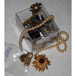 A BOX OF ASSORTED COSTUME JEWELLERY TO INCLUDE A YELLOW METAL CHAIN STAMPED '9CT', ROLLED GOLD HEART