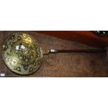 AN ANTIQUE BRASS BED WARMING PAN WITH TURNED WOODEN HANDLE