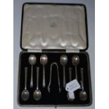 A CASED SET OF EIGHT SHEFFIELD SILVER TEASPOONS AND TONGS IN THE ART DECO STYLE