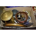 BOX OF ASSORTED PEWTER, BRASS AND COPPER WARE TO INCLUDE A TUDRIC PEWTER TWIN-HANDLED BOTTLE STAND