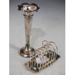SHEFFIELD SILVER BUD VASE WITH FRILLED RIM, TOGETHER WITH AN ELECTROPLATED SEVEN BAR TOAST RACK