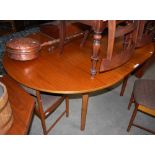 A MID 20TH CENTURY EXTENDING DINING TABLE AND FOUR DINING CHAIRS