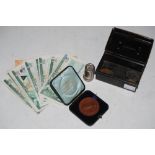 COLLECTION OF ASSORTED COINAGE AND BANK NOTES TO INCLUDE TEN ROYAL BANK OF SCOTLAND ONE POUND NOTES,