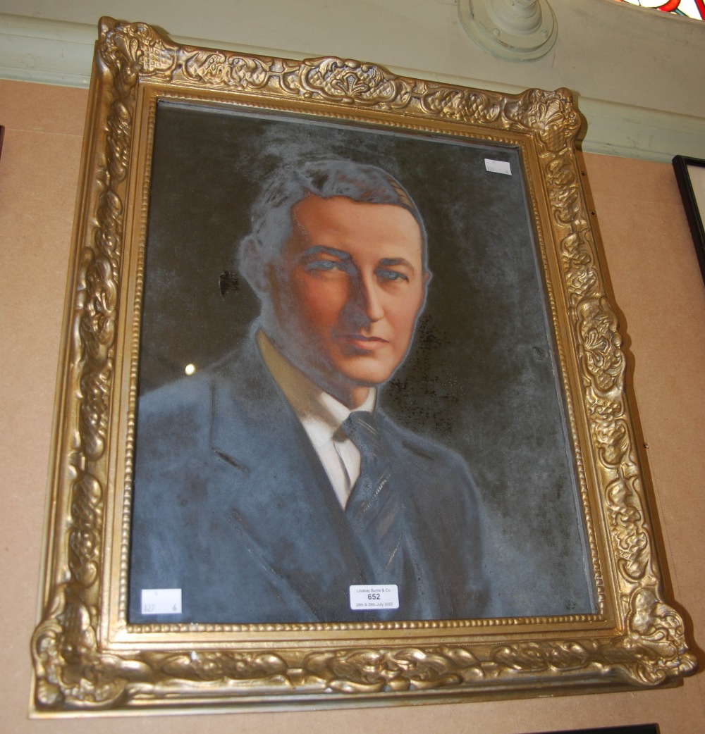 EARLY 20TH CENTURY SCOTTISH SCHOOL PORTRAIT OF A GENTLEMAN OIL ON CANVAS, UNSIGNED 45CM X 35CM - Image 2 of 2