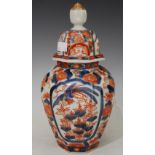 A LATE 19TH/ EARLY 20TH CENTURY JAPANESE IMARI PORCELAIN OCTAGONAL-SHAPED JAR AND COVER, 28CM HIGH