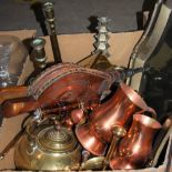 BOX OF ASSORTED COPPER AND BRASSWARE TO INCLUDE A SET OF GRADUATED COPPER MEASURES