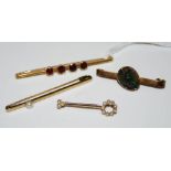 FOUR ASSORTED BAR BROOCHES TO INCLUDE A YELLOW METAL AND FOUR STONE GARNET SET BAR BROOCH STAMPED
