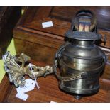 A LATE 19TH/ EARLY 20TH CENTURY GILT METAL WALL-MOUNTED OIL BURNING LAMP (PROBABLY FROM A SHIP),