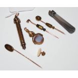 A COLLECTION OF VARIOUS ITEMS TO INCLUDE A YELLOW METAL MOUNTED BLOOD STONE AND AGATE FOB, A WHITE