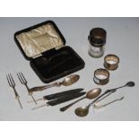 COLLECTION OF ASSORTED SILVER WARE TO INCLUDE CASED SILVER SPOON AND PUSHER SET, CUTLERY,