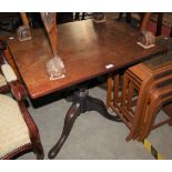 A LATE 19TH / EARLY 20TH CENTURY MAHOGANY SNAP TOP OCCASIONAL TABLE, THE TURNED COLUMN WITH THREE