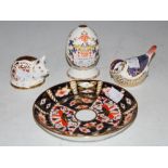 GROUP OF ROYAL CROWN DERBY PORCELAIN TO INCLUDE IMARI PATTERN SAUCER, ORNAMENTAL EGG ON STAND, PIG