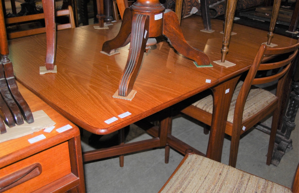 A MID-CENTURY "G PLAN" TEAK DROP-LEAF DINING TABLE, FOUR CHAIRS AND SIDEBOARD - Bild 2 aus 3