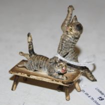 AN EARLY 20TH CENTURY COLD PAINTED BRONZE MODEL, MODELLED WITH TWO CATS ONE STANDING, ONE LYING ON A
