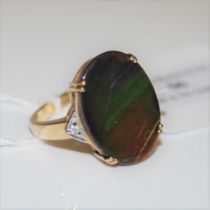 A 9CT GOLD AMMOLITE AND DIAMOND RING, SET WITH ONE OVAL CUT AMMOLITE, 20MM X 15MM, FLANKED BY TWO