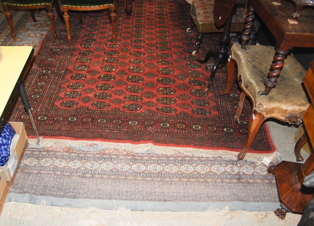 A GROUP OF FIVE ASSORTED VARYING STYLE RUGS - Image 2 of 4