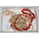 A GRADUATED AGATE BEAD NECKLACE TOGETHER WITH FIVE ASSORTED PEARL NECKLACES