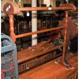 A LATE 19TH / EARLY 20TH CENTURY MAHOGANY TOWEL RAIL