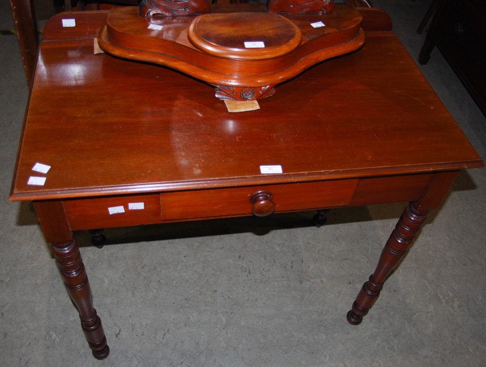 A LATE VICTORIAN MAHOGANY SIDE TABLE WITH SINGLE FRIEZE DRAWER
