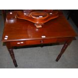 A LATE VICTORIAN MAHOGANY SIDE TABLE WITH SINGLE FRIEZE DRAWER