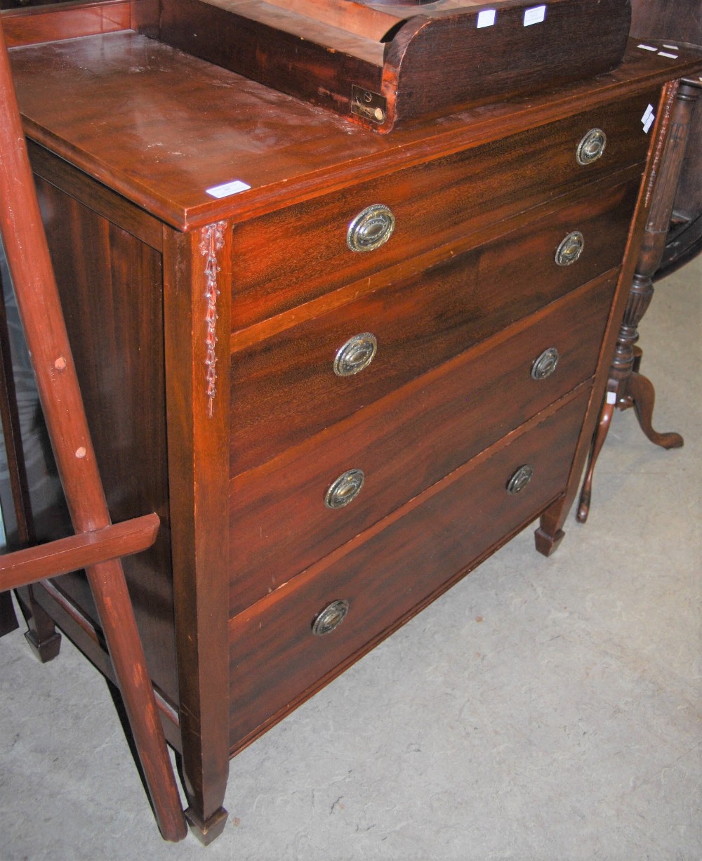 AN EARLY 20TH CENTURY MAHOGANY CHEST OF FOUR LONG GRADUATED DRAWERS