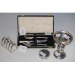 A COLLECTION OF SILVER TO INCLUDE THREE PIECE SHEFFIELD SILVER AND MOTHER OF PEARL HANDLED