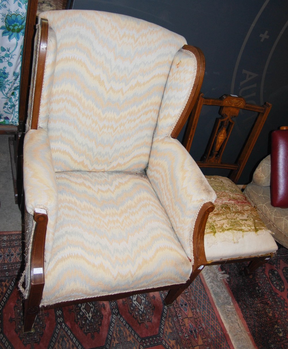 AN EDWARDIAN MAHOGANY WING ARMCHAIR WITH UPHOLSTERED BACK, ARMS AND SEAT TOGETHER WITH A SMALL