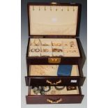 A MAHOGANY AND GILT METAL MOUNTED JEWELLERY BOX CONTAINING A SELECTION OF ASSORTED COSTUME