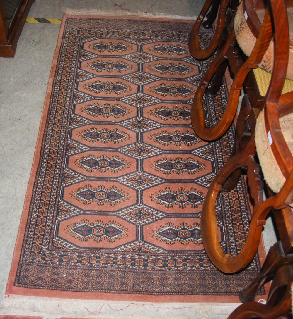 A GROUP OF FIVE ASSORTED VARYING STYLE RUGS - Image 4 of 4