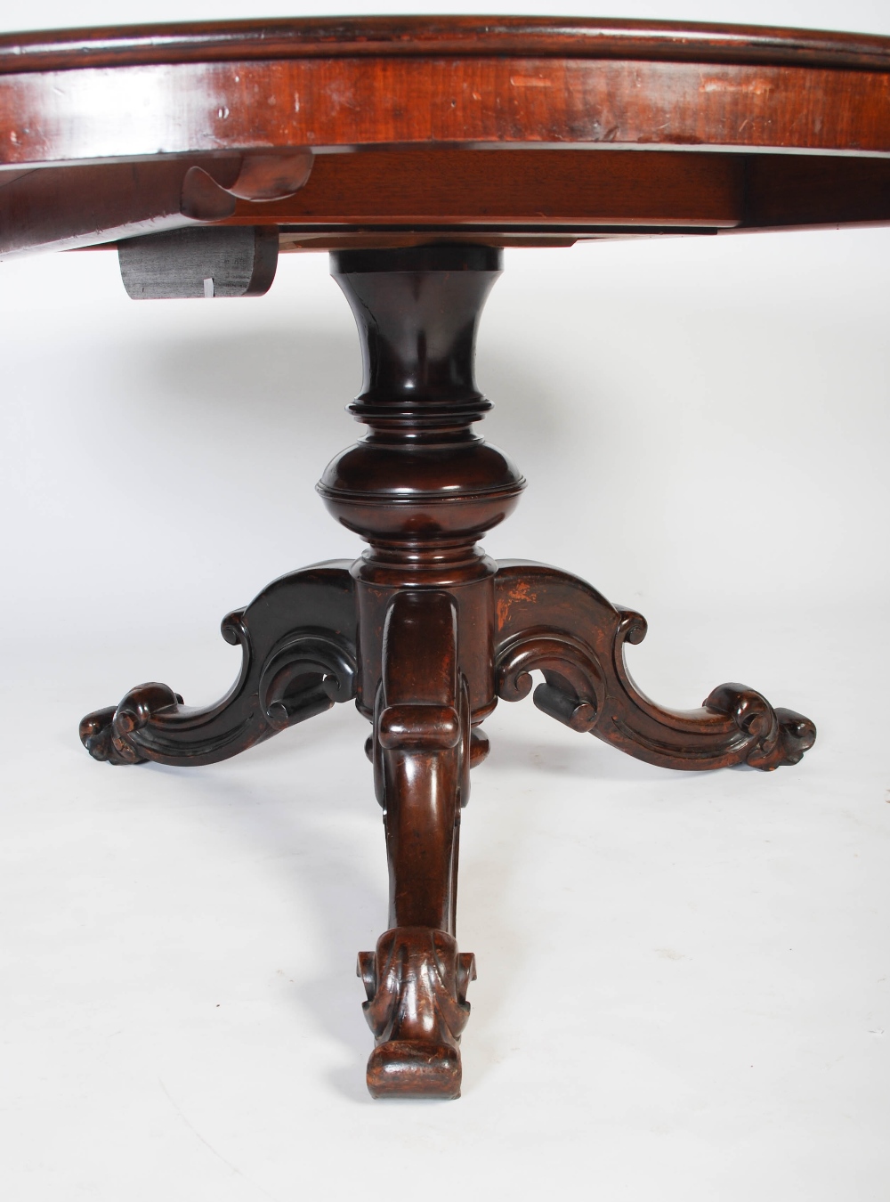 A VICTORIAN MAHOGANY CENTRE TABLE, THE OVAL SHAPED TOP RAISED ON A TURNED CYLINDRICAL SUPPORT ON - Bild 3 aus 4