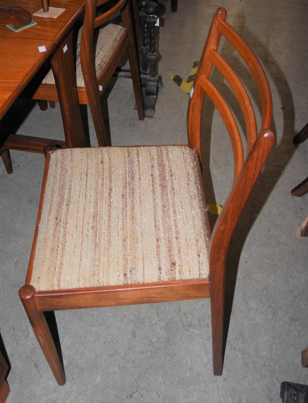 A MID-CENTURY "G PLAN" TEAK DROP-LEAF DINING TABLE, FOUR CHAIRS AND SIDEBOARD - Bild 3 aus 3