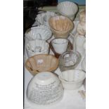 A COLLECTION OF ASSORTED JELLY MOULDS TO INCLUDE BROWN AND POLSONS CORNFLOUR BLANC-MANGE