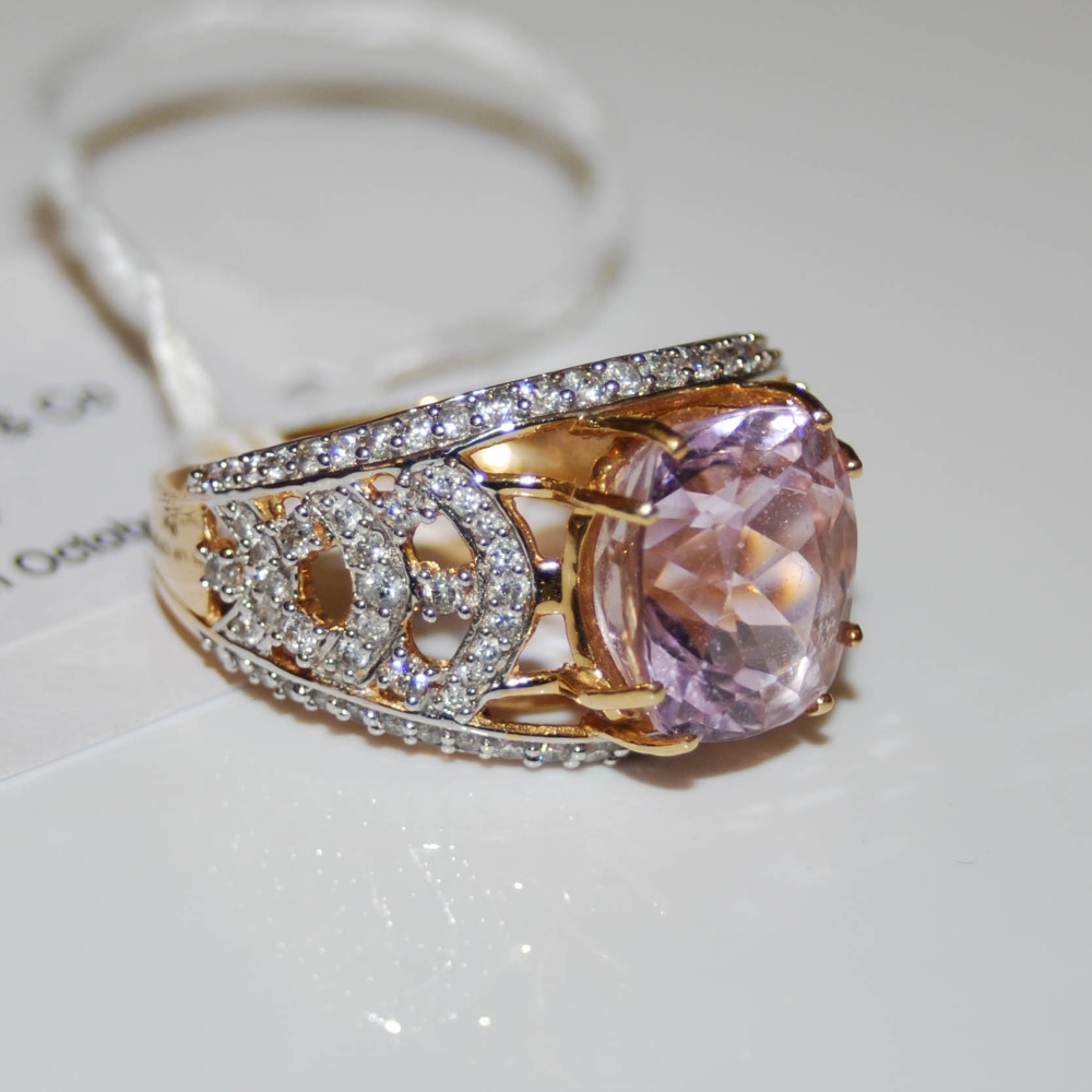 AN 18CT GOLD KUNZITE AND DIAMOND RING, CENTRED WITH A CUSHION CUT KUNZITE ESTIMATED TO WEIGH 9.