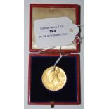 A VICTORIAN YELLOW METAL COMMEMORATIVE MEDAL IN ORIGINAL RED LEATHER CASE, 1837-1897, 12.9 GRAMS
