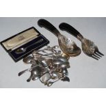 A COLLECTION OF ASSORTED SILVER TO INCLUDE A CASED LONDON SILVER TEASPOON SHELL SHAPED CADDY