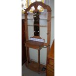 A VINTAGE PINE HALL STAND WITH CENTRAL MIRROR PANEL ABOVE BLUE AND WHITE TILES, HINGED STORAGE