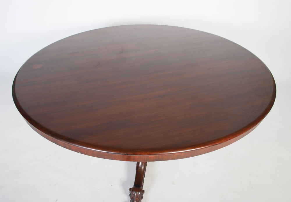 A VICTORIAN MAHOGANY CENTRE TABLE, THE OVAL SHAPED TOP RAISED ON A TURNED CYLINDRICAL SUPPORT ON - Bild 2 aus 4